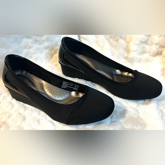 dexflex comfort Shoes - Dexflex Comfort Black Women's Slip on wedge heel women’s size 7.5 Wide